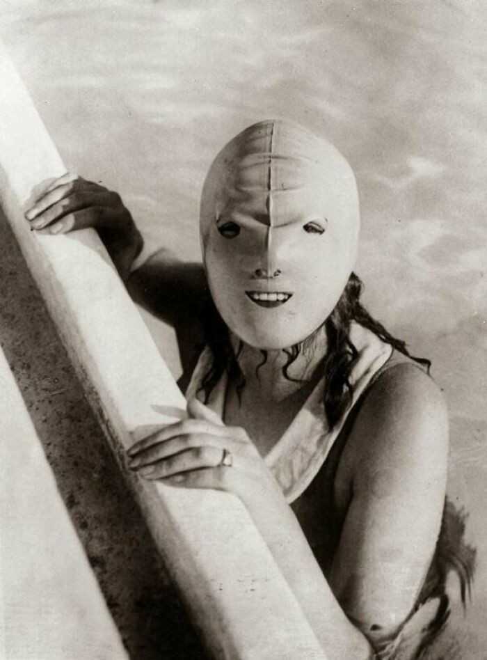 13. Maska do рłуwania zaprojektowana, by chronić skórę przed słоńсem, 1920