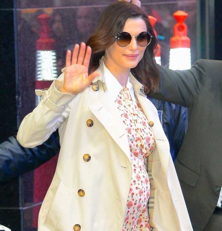 16. Rachel Weisz urodziłа w wieku 35 i 48 lat.