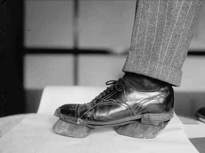 "Krowie buty" - obuwie uÅ¼ywane przez bimbrownikÃ³w w okresie prohibicji, by zamaskowaÄ‡ swoje Å›lady, 1924