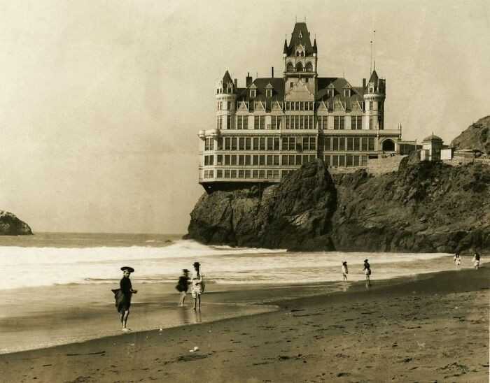 Ikoniczny Cliff House w San Francisco, na krÃ³tko przed spÅ‚oniÄ™ciem w poÅ¼arze, 1907