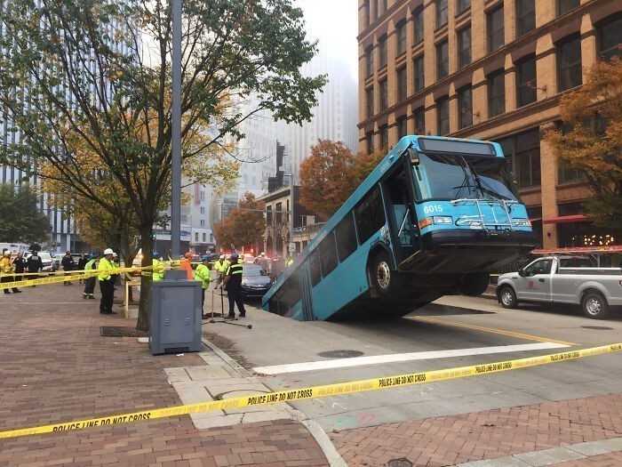 15. Lej krasowy pochÅ‚onÄ…Å‚ autobus w Pittsburghu. Nikt nie zostaÅ‚ powaÅ¼nie ranny.