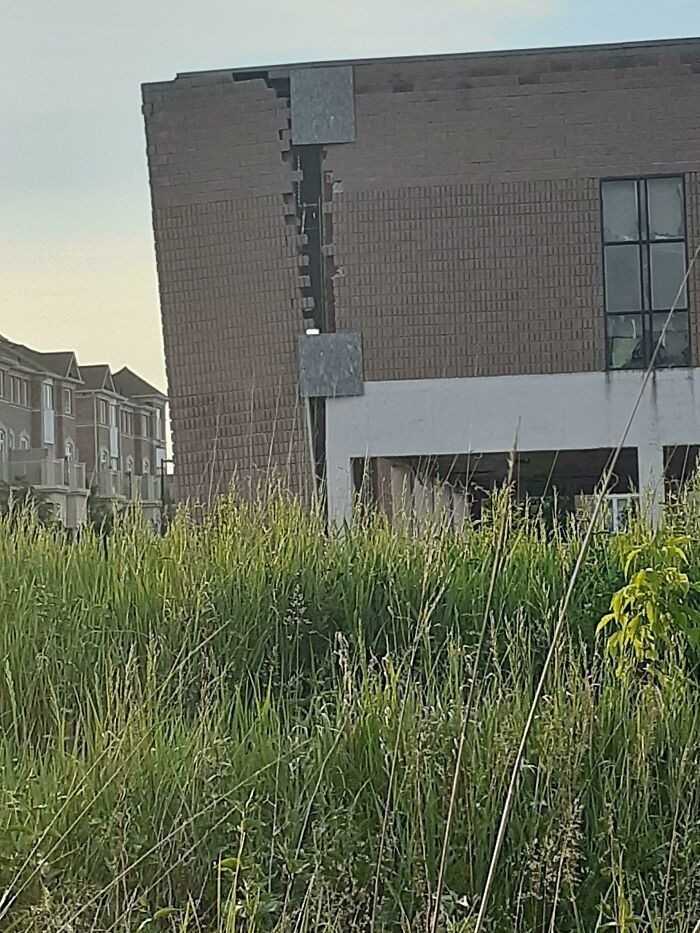 16. Markham, Ontario. Sklejka wykorzystana do naprawy budynkÃ³w okazaÅ‚a siÄ™ niewystarczajÄ…ca.