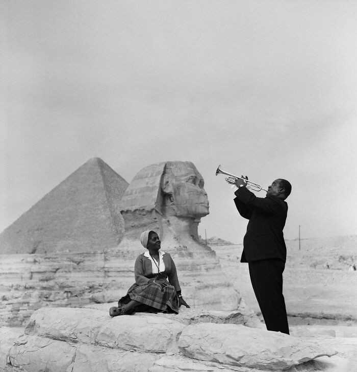 Louis Armstrong grajÄ…cy dla swojej Å¼ony Lucille na tle Sfinksa i piramidy