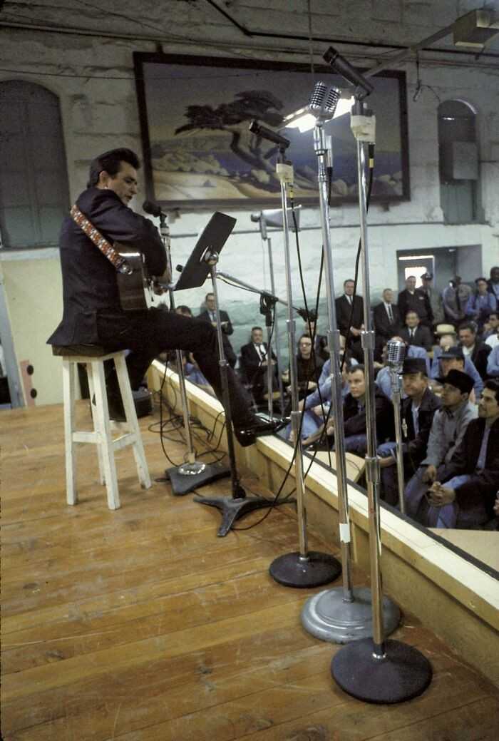 Johnny Cash wystÄ™pujÄ…cy w wiÄ™zieniu Folsom. 13 stycznia 1968
