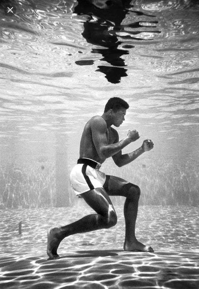 Muhammad Ali trenujÄ…cy w basenie The Sir John Hotel w Miami, 1961