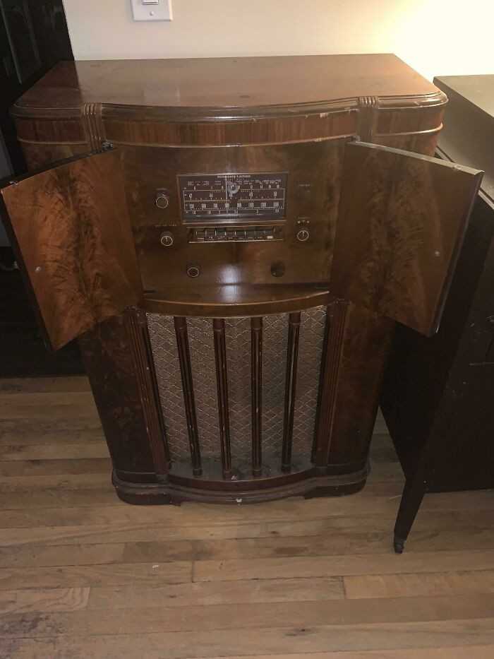 "Radio Stromberg Carlson z 1940-41 roku, ktÃ³re staÅ‚o sobie na poboczu"