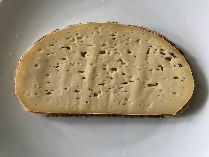 3. Ten plasterek sera byÅ‚ stworzony dla tej kromki chleba.