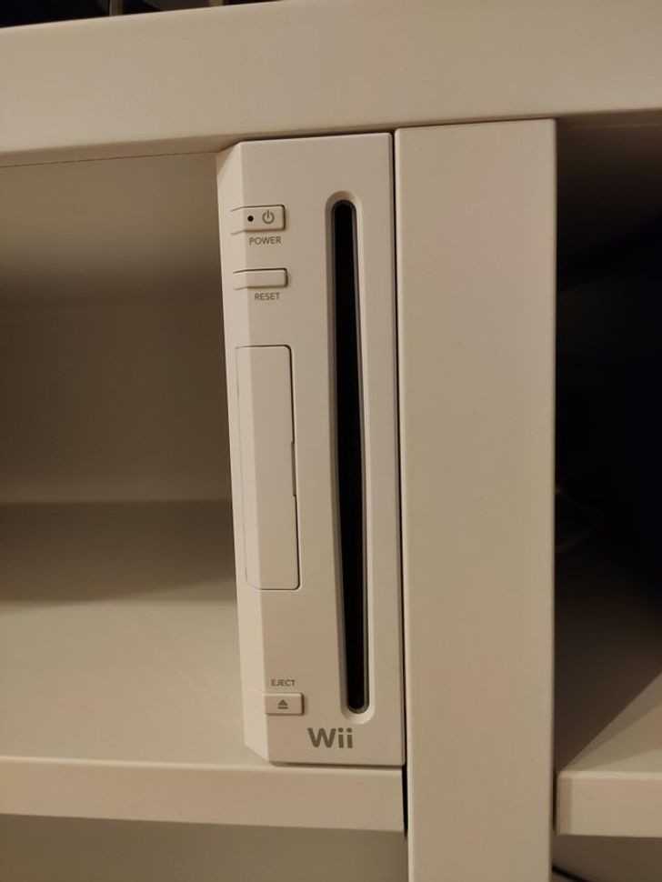 12. "Moje Wii na mojej nowej szafce pod telewizor"