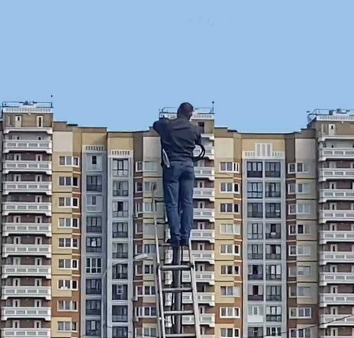 "MÄ™Å¼czyzna naprawiajÄ…cy latarniÄ™ ulicznÄ…"