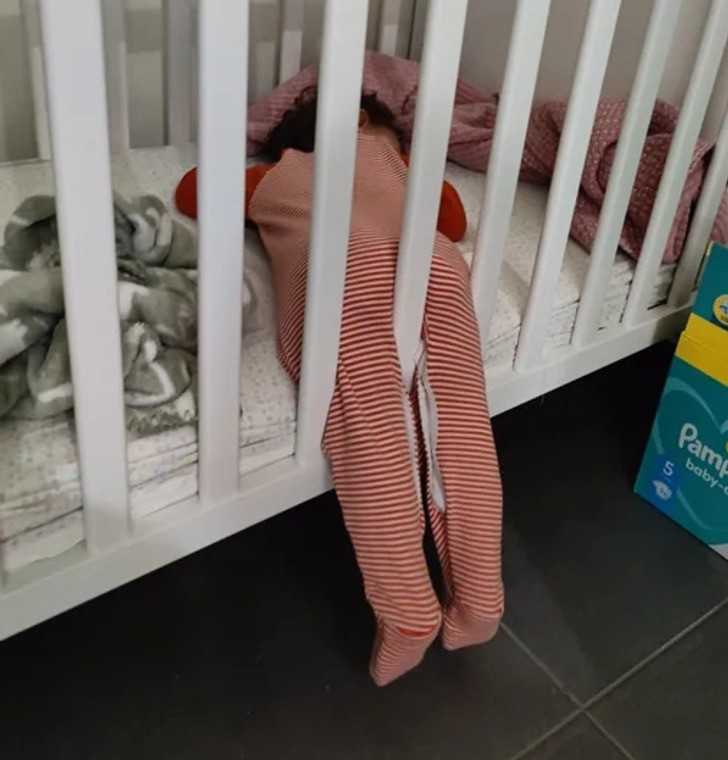 "DziÅ› rano znaleÅºliÅ›my naszego syna Å›piÄ…cego w takiej pozycji. Biedak walczy z przeziÄ™bieniem."
