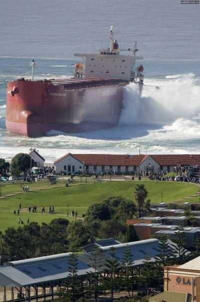 4. Masowiec MV Pasha Bulker zostaÅ‚ zepchniÄ™ty na plaÅ¼e w Newcastle w Australii, poniewaÅ¼ zaÅ‚oga zignorowaÅ‚a ostrzeÅ¼enia przed zbliÅ¼ajÄ…ca siÄ™ burzÄ….