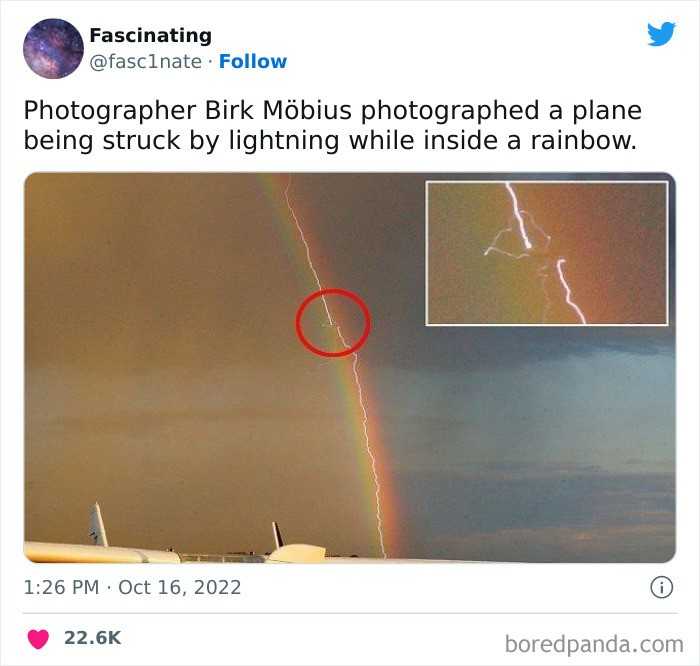"Fotograf Birk MÃ¶bius sfotografowaÅ‚ samolot uderzony przez piorun podczas przelatywania przez tÄ™czÄ™."