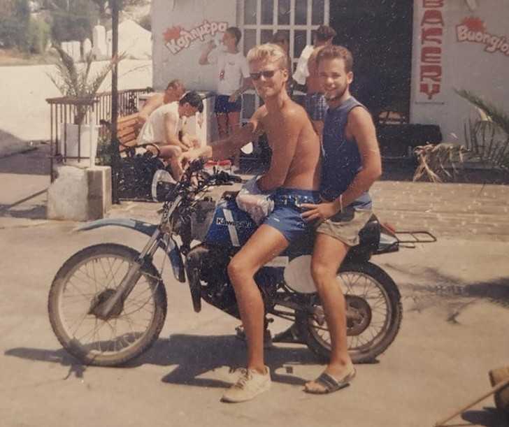 1. "MÃ³j tata i David Bowie na wakaсjach w Grecji, 1988"