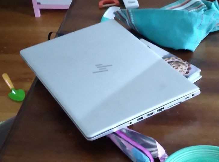 2. "CieÅ„ sprawia, Å¼e mÃ³j laptop wyglÄ…da jakby byÅ‚ wgnieciony."