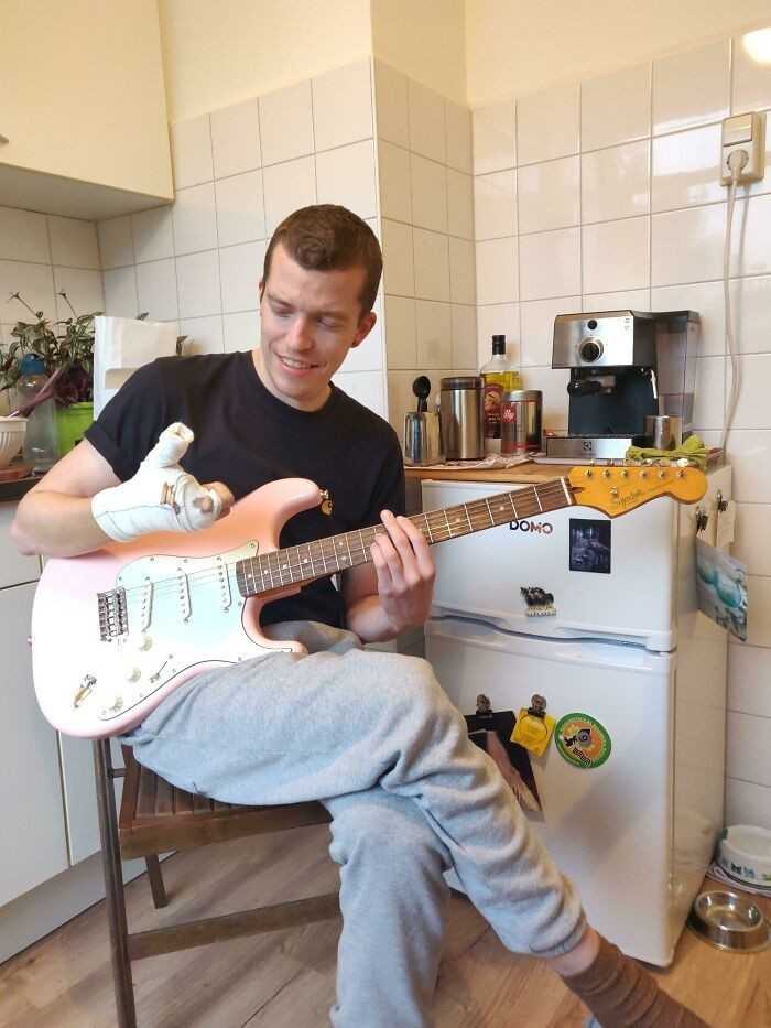 4. "StraciÅ‚em dwa palce w wypadku podczas pracy, w tym samym dniu, w ktÃ³rym przyszÅ‚a moja nowa gitara."