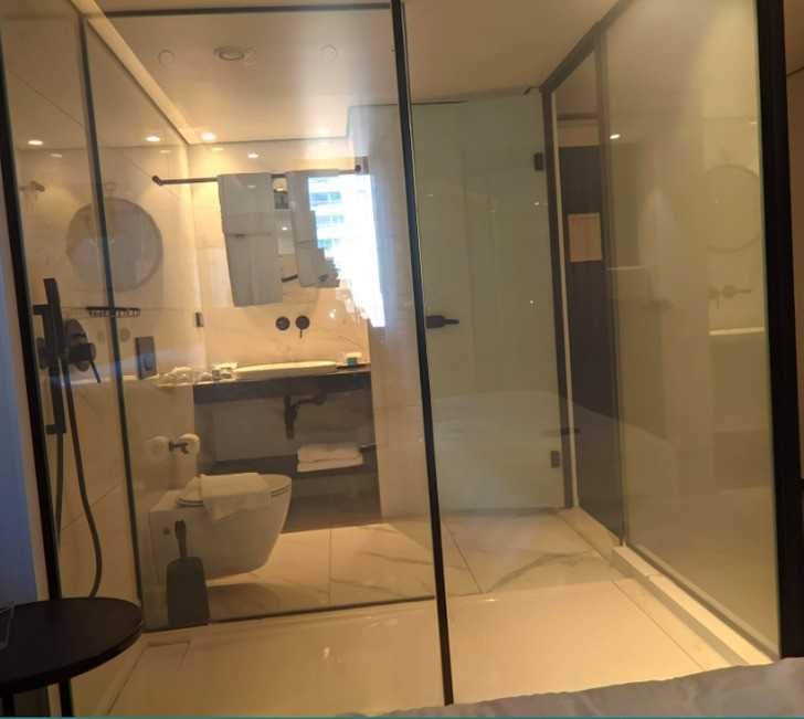 "Åšciany Å‚azienki w moim pokoju hotelowym sÄ… caÅ‚kowicie przezroczyste."