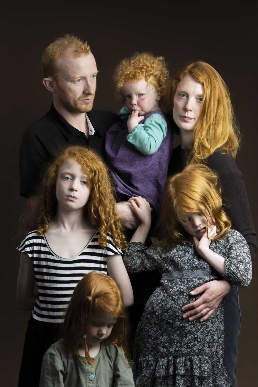 1. Zgodnie ze wskazÃ³wkami zegara: Steven Mckay, Esther, Rebecca (matka), Chloe, Lois, i Abigail, Szkoсja