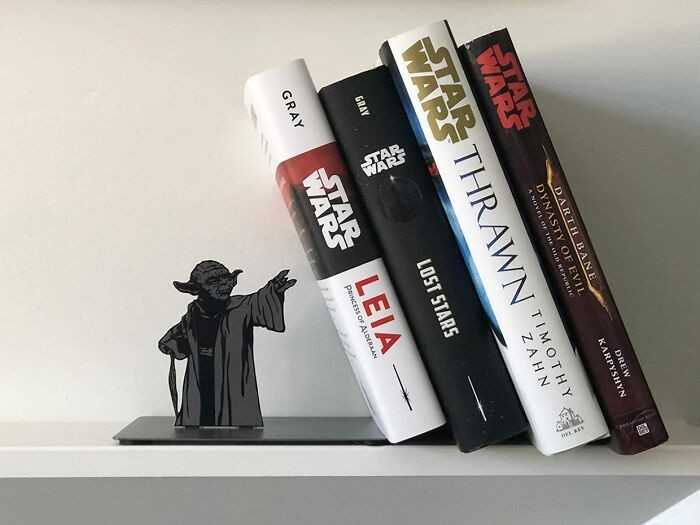 7. Yoda podtrzymujÄ…cy ksiÄ…Å¼ki przy pomocy mocy