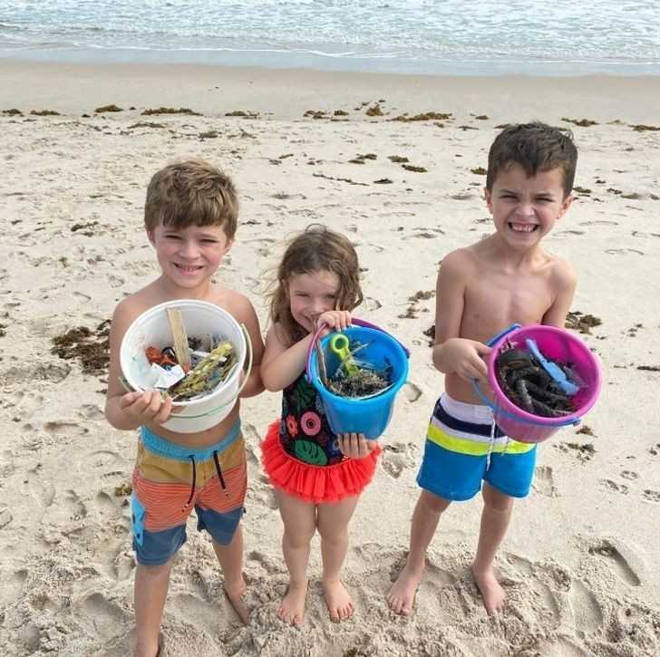 12. "UczÄ™ moje dzieciaki zbierania Å›mieci na plaÅ¼y."