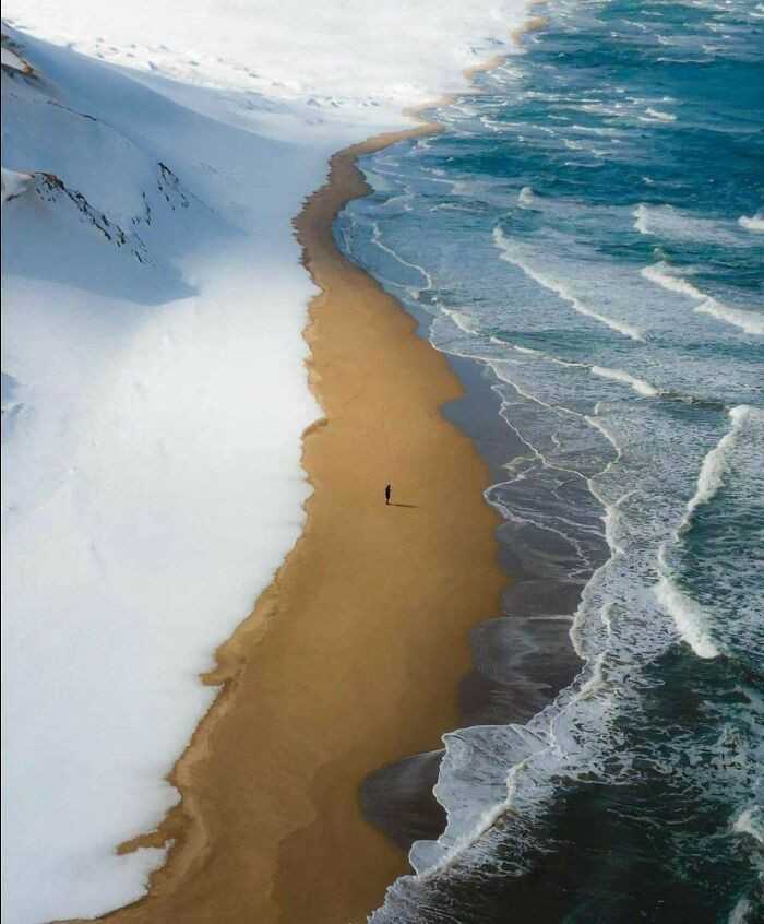 5. OÅ›nieÅ¼ona plaÅ¼a w Hokkaido w Japonii.