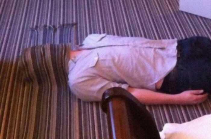 11. "MÃ³j szalik przypadkiem okazaÅ‚ siÄ™ pasowaÄ‡ do wzoru dywanu w pokoju hotelowym."