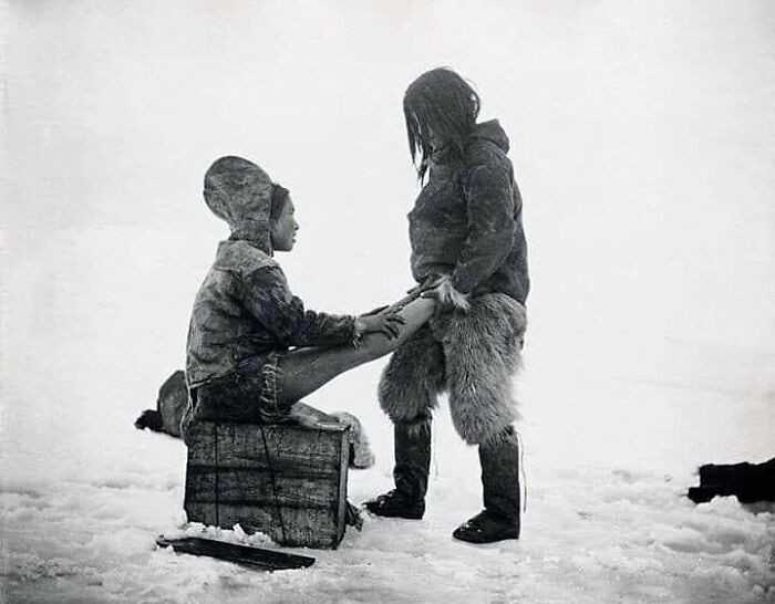"Inuit ogrzewajÄ…cy stopy swojej Å¼onie, Grenlandia, 1890"