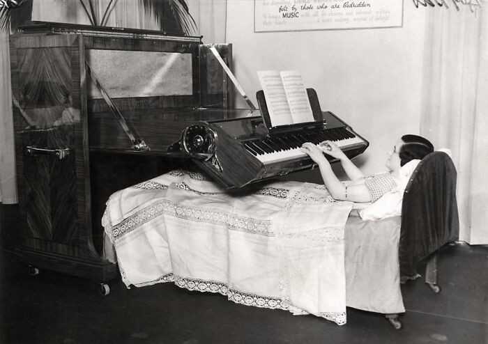 "Pianino zaprojektowane dla osÃ³b zmuszonych do leÅ¼enia w Å‚Ã³Å¼ku, Wielka Brytania, 1935"