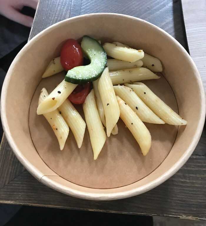 "SaÅ‚atka z makaronem za 3 $, ktÃ³rÄ… zamÃ³wiÅ‚am w restauracji Jamiego Olivera na lotnisku"