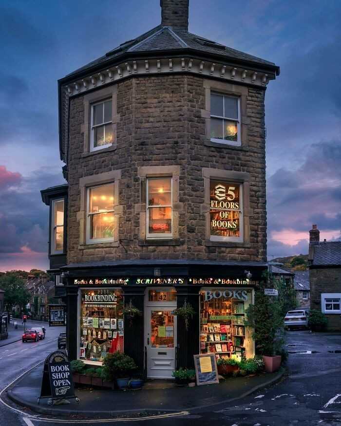 "KsiÄ™garnia na rogu, Derbyshire, Wielka Brytania"
