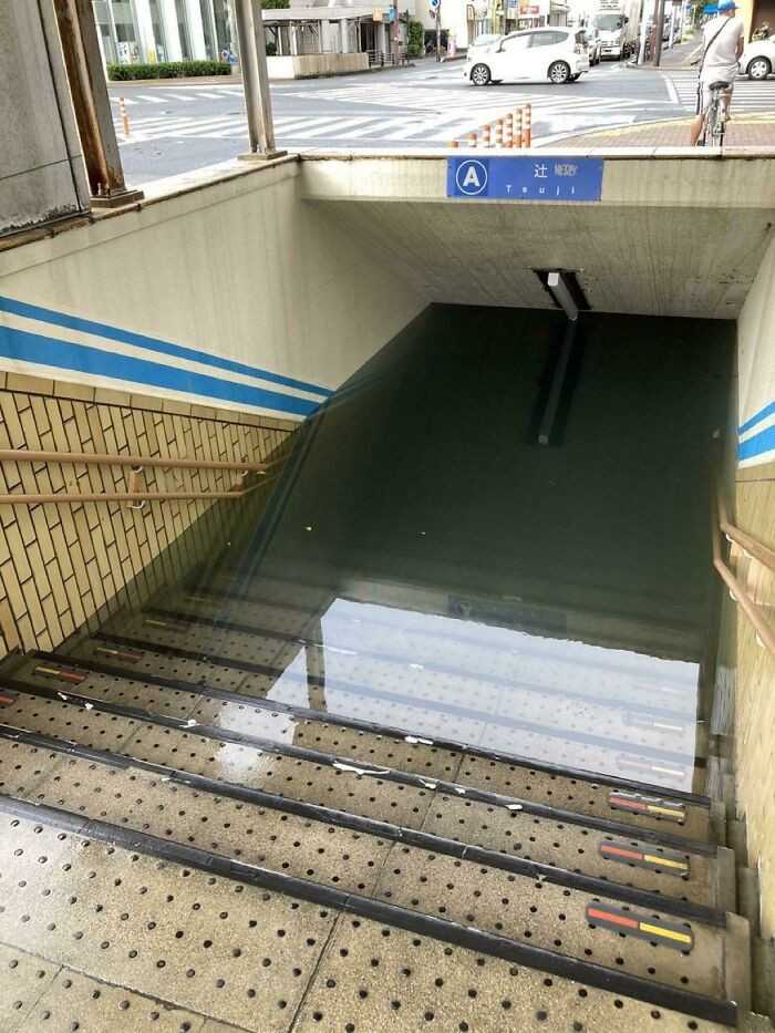 "WejÅ›cie do metra zalane po niedawnych opadach, Shizuoka, Japonia"