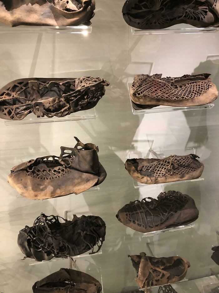 16. 1 800-letnie rzymskie skÃ³rzane sandaÅ‚y na wystawie w obozie Vindolanda w Wielkiej Brytanii