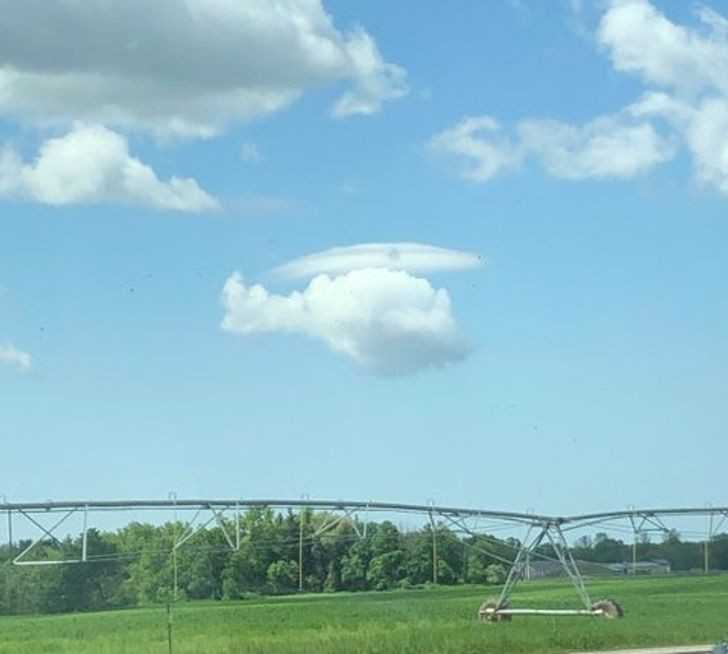 9. "Chmury uÅ‚oÅ¼yÅ‚y siÄ™ w helikopter."