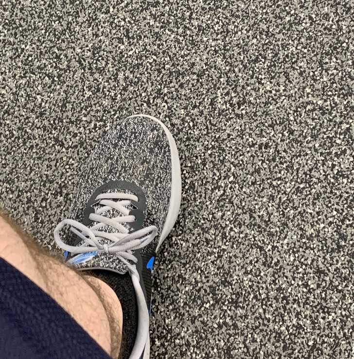 "Moje sneakersy na tle podÅ‚ogi na siÅ‚owni"