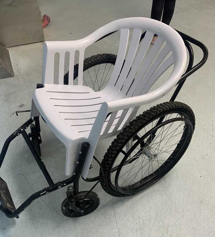 "DominikaÅ„ski szpital zamontowaÅ‚ plastikowe krzesÅ‚o na ramie wÃ³zka inwalidzkiego."