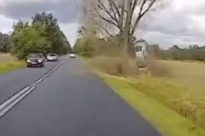 Dachowanie efektem wyprzedzania tuż przez zakrÄtem